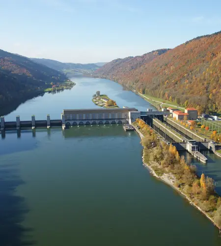 Ein Blick von oben das Kraftwerk Jochenstein im herbstlichen Setting.