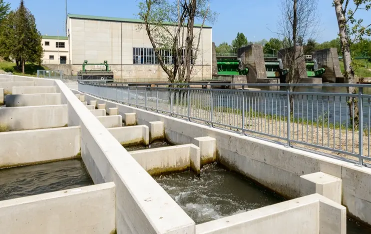 Im linken Vordergrund sieht man den Fischaufstieg beim Laufwerk Gralla an der Mur.